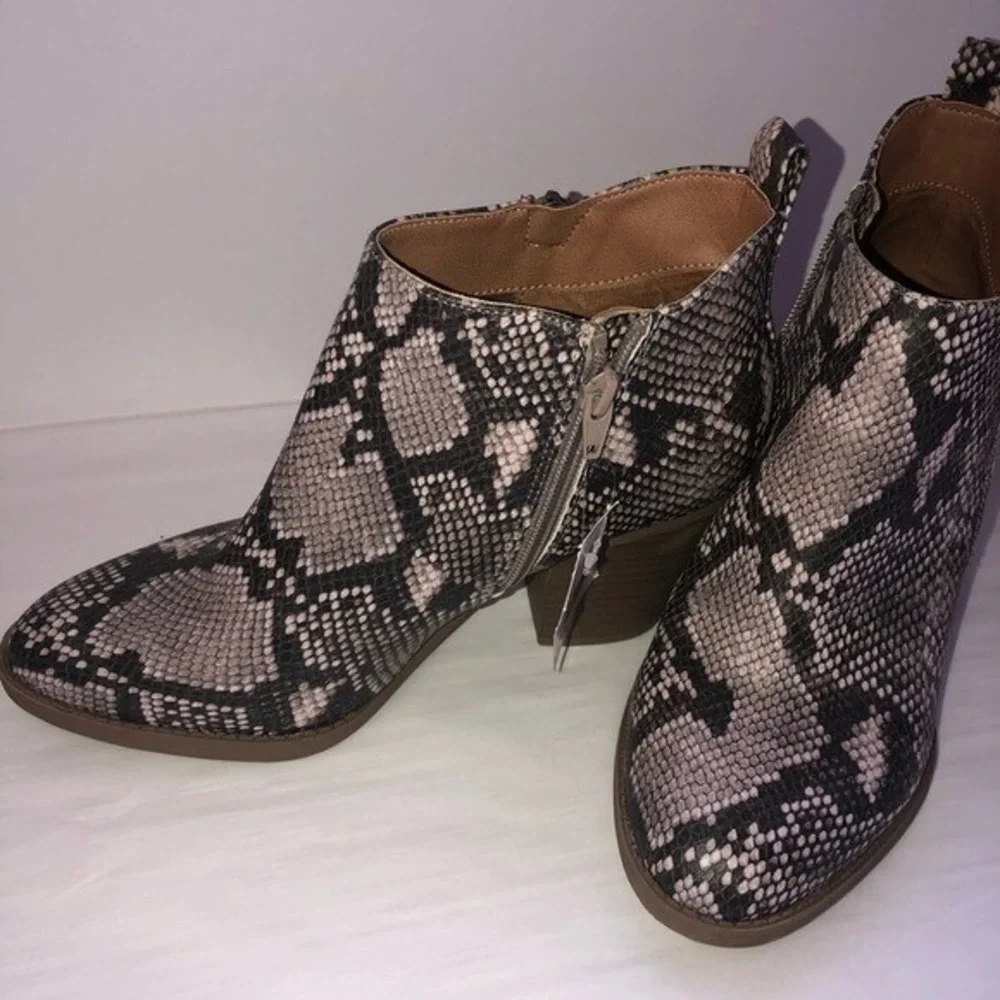 Universal Thread Women's Ankle Boots‎ Size 8.5W